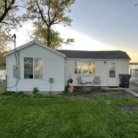Cozy lakefront cabin - on both Big and Little Spirit Lake