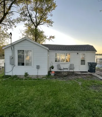 Cozy lakefront cabin - on both Big and Little Spirit Lake - シャレー
