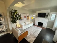 Cozy Home in College Cultural Hotels in Flint