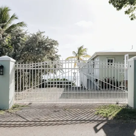Beachfront Home with Screened-In Porch - Near Downtown - Auto On Generator