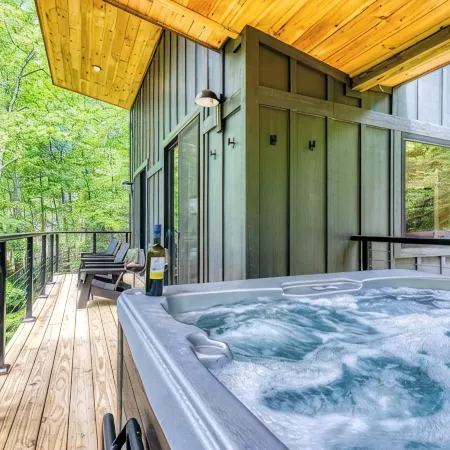 Treehouse near Cades Cove W/ Hot Tub, Games & large Hammock Deck