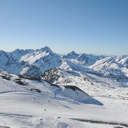 2 Bed Apartment with Great Views Backing onto the Diable Ski Lift