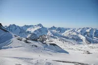 2 Bed Apartment with Great Views Backing onto the Diable Ski Lift