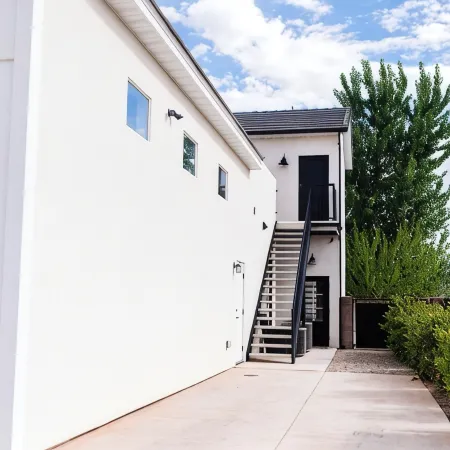 Stylish & Comfy Gem: Steps to Lake ~ Deck ~ Views! Near Zion National Park
