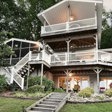 4-BR Lakefront Home with Amazing Views Отели в г. Стэнли