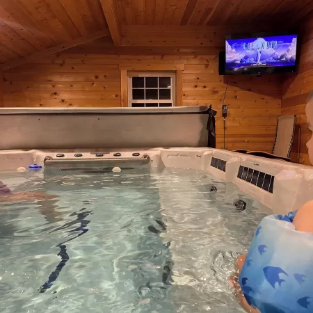 Cozy queen bed cabin with WiFi, fitness room in enchanting Aladdin