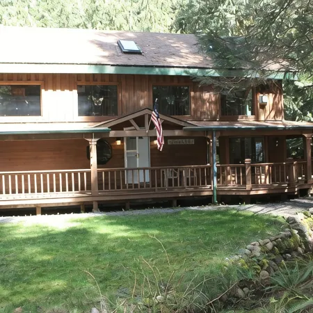 Buchanan's Bunkhouse with saltwater hot tub Mt.Rainier Entrance!