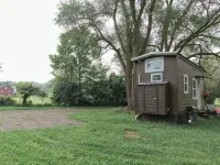 Tiny Home at Camp Mahanaim - New Paris, OH   -  Private Lake Hotéis em Preble County