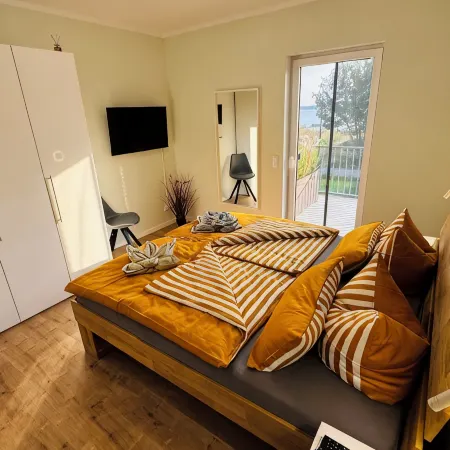 8P "Seegelblick" Vacation Home on the Waterfront with a Hot Tub, Sauna, and Fireplace Hotels in Pouch