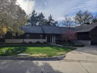 Walk to K-State, Sleeps 12, Pool Table, Hot Tub, 28-60 Nights Stays Are Welcome!