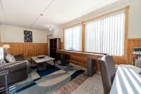 Glens Falls Boutique Stay, near skiing, Lake George, Saratoga, Pool! - 3-Star