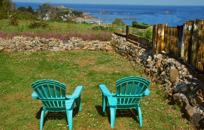 Quiet house facing the sea