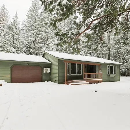 Lassen/McCumber Lake Luxury Cabin with Hot Tub