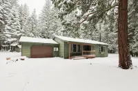 Lassen/McCumber Lake Luxury Cabin with Hot Tub - Alphydda