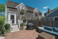 Beautiful 4 BR, 2 BA home a block fr Harbor, World Class dining - Bungalows