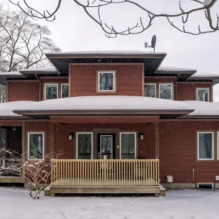 NEW Artistic Modern Cottage/SCREENED Porch/Fire Pit/ Giant Theater/Game RM