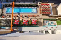 Modern 1-Bedroom City View High Rise Condo with Balcony Gym Pool Free Parking - สระว่ายน้ำส่วนตัว