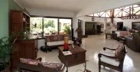 Pristine pool, 4K cinema complete with Apple TV & two Staff members. - 民泊