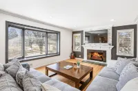 Spacious 3 BR Modern Home in Grosse Pointe Park - Jacuzzi