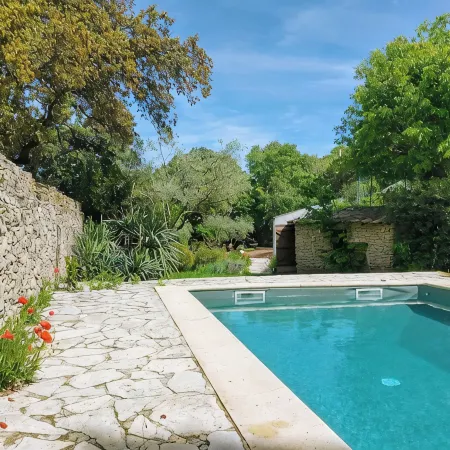 Dans un Écrin de Verdure , Mazet et Piscine Privée Sans Vis-à-vis