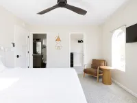 Mtn views, pool, hot tub, fire pit / 2 King suites / game room / modern & luxe Hotels in Tanque Verde