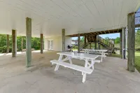 Peaceful Waterfront Summer Escape! Sunshine, King Suite, Private Dock - 3-Star