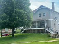 Capital City- 6 Miles from Madison with Fireplace