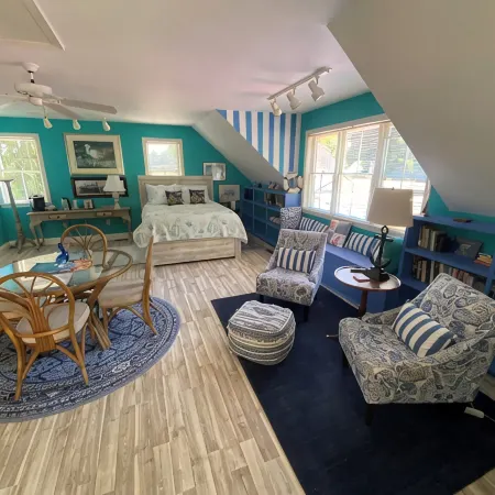 Walk to Downtown Mystic Premiere Carriage House Spacious Loft Apt—Very Private Отели в г. Гротон