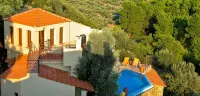 Alonissos Poikilma Villas - Luxury Villas in Alonissos in Nature with Private Pools โรงแรมใน