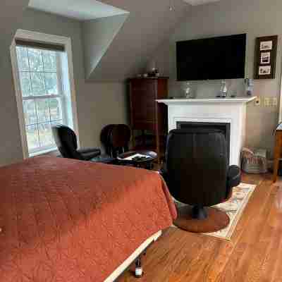 Charming Saratoga studio '09: walk to track, SPAC, downtown! Private entry/deck. Rooms