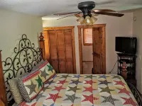 Cozy Maggie Valley Cabin near Cataloochee Ski Area, withhot tub. Bikers Welcome - Chalets