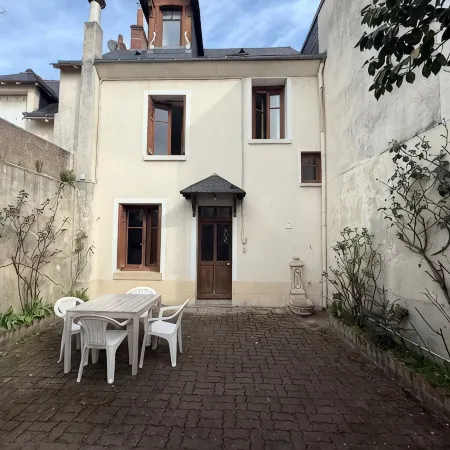 Le Passage du Roi: Historic TownHouse, Charming Courtyard - Steps from Chateau!