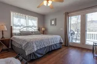 Beautiful Mountain Lakefront Home Lake Nantahala, North Carolina, USA - Homestays