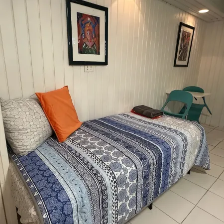 Studio en suite, king/twin beds sleep 3, multi-deck views, early access bag drop