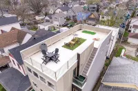Luxury 6BR/6BA Indy Home w/ Rooftop Views of Lucas Oil, Arcade, Office & Hot Tub - Bungalows