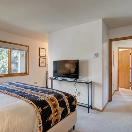 Amazing Views, Large Balcony, Hot Tub & Sauna, 3 beds, Cozy Condo in Big Sky!