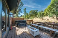 Deer Lover's Paradise w/Hot Tub.  Private Retreat But Only 5 Mins to Downtown. - Chalets
