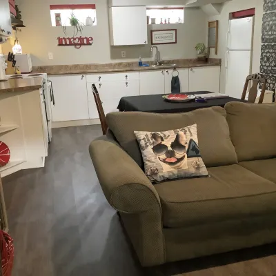Large Private Fenced Yard with Guest Patio, Fire Pit and Surrounding Gardens. - โฮมสเตย์