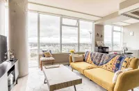 Penthouse 2b  2b +Gym +Yoga Room +Lounge +Pool +WiFi in Downtown Bellevue - Pools