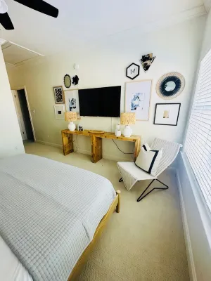 Game Day Luxury; 1 mi to UM; 5 Mins to sq; Spacious; Large Porch + Outdoor TV;