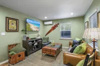 Gator Getaway - Charming 2-bedroom cottage with WiFi, AC in delightful Anahuac. - Wifi