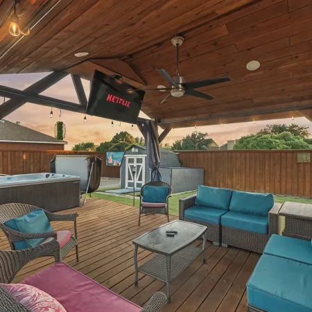 2 minutes from lake, Pickleball, Hot Tub, Pool table! Отели в г. Роулетт