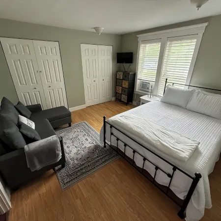 The Bay Breeze. Walk to Downtown Elk Rapids & Lake MI Beaches. Near Torch Lake,