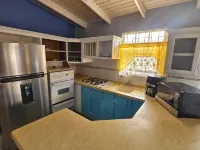 Spacious Upstairs 3-bedroom apartment with AC, WiFi in delightful Christ Church. - 2 ดาว