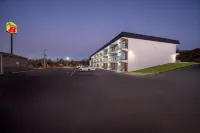 Super 8 by Wyndham Kingsport /I-81 - parking