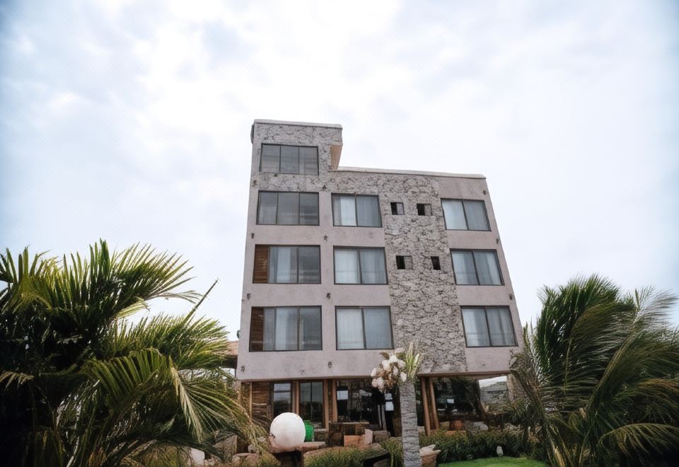 PLUS 33 HOTEL - Housity