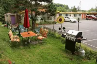 Shiny Motel - parking