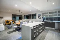 Large home, pool, Central, Walk to Beach 5 min - ヴィラ