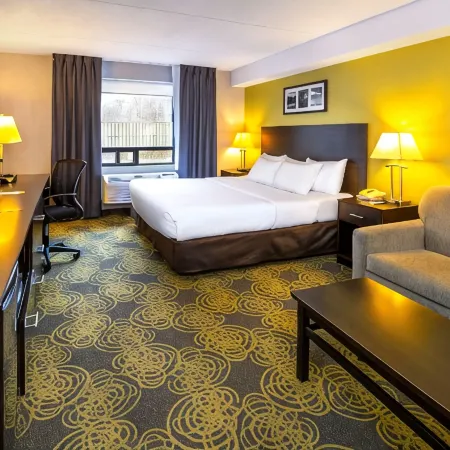 Comfort Hotel & Suites