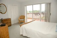 Waterfront condo, kayak launch, 1 block from bike trail, walk to Local dining. - 2-stjärniga